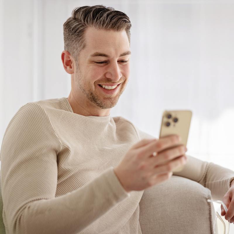 hombre telefono