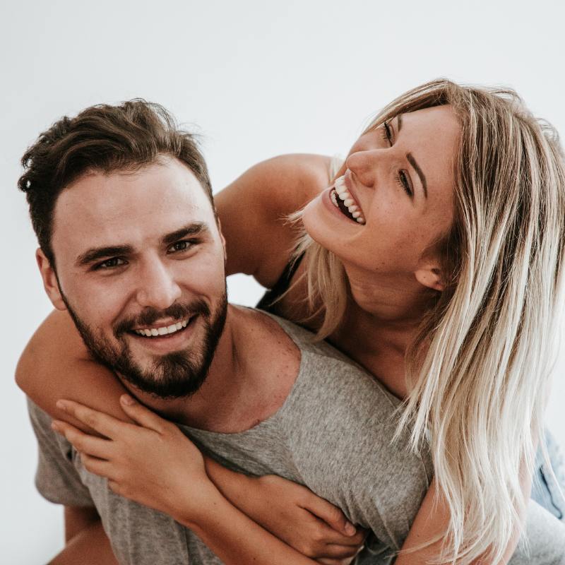 pareja sonriendo